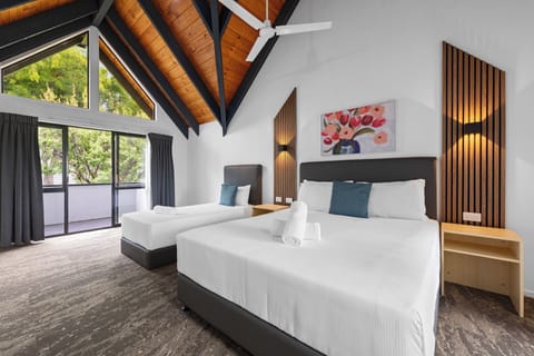 Executive Apartment with Spa Pool | Iron/ironing board, free WiFi, bed sheets, alarm clocks