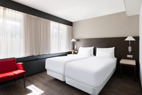 In-room safe, desk, bed sheets