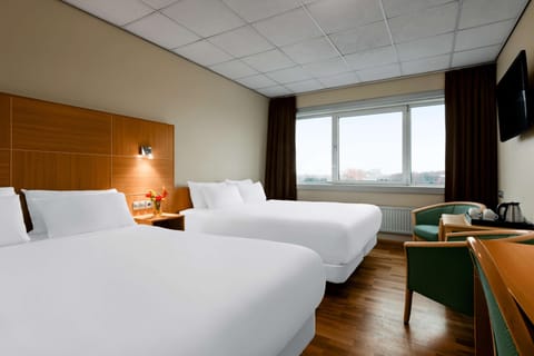 In-room safe, desk, bed sheets