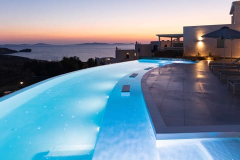 2 outdoor pools, free cabanas, pool umbrellas