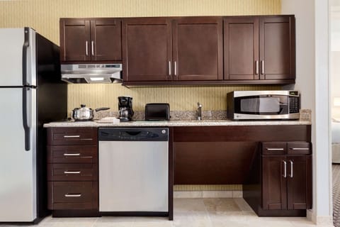 Full-size fridge, microwave, stovetop, dishwasher