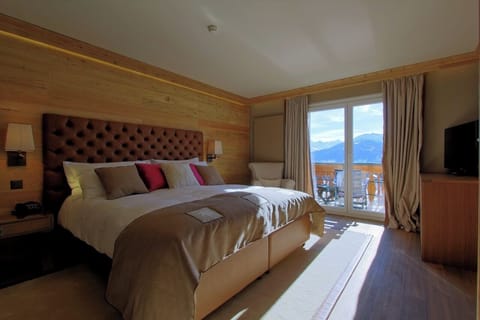 Royal Suite, Balcony, Mountain View | Premium bedding, minibar, in-room safe, desk