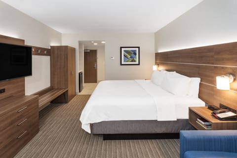 Suite, 1 King Bed | Desk, blackout drapes, iron/ironing board, cribs (free)