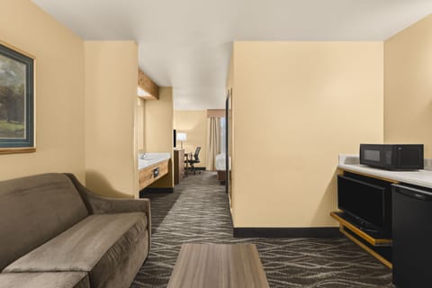 Suite, 1 King Bed | Premium bedding, iron/ironing board, free WiFi, bed sheets