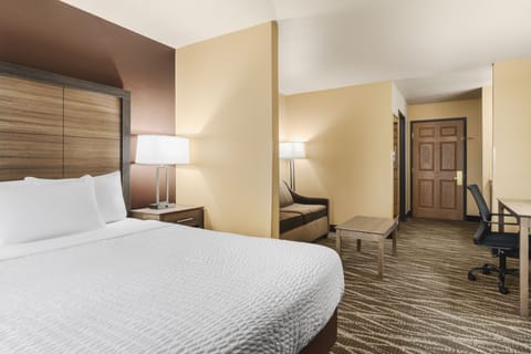 Suite, 1 Queen Bed | Premium bedding, iron/ironing board, free WiFi, bed sheets