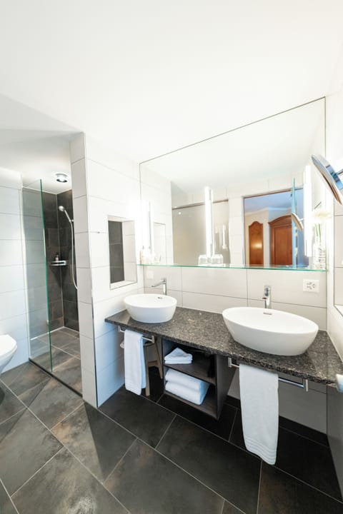 Deluxe Double Room | Bathroom | Free toiletries, hair dryer, towels