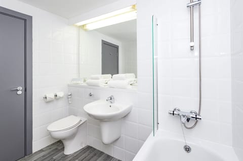 Combined shower/tub, free toiletries, hair dryer, towels