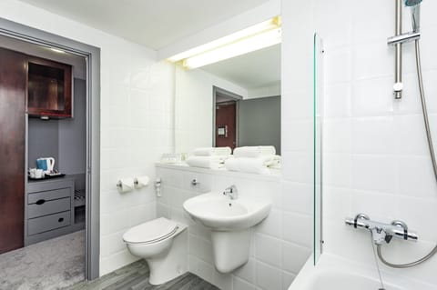 Combined shower/tub, free toiletries, hair dryer, towels