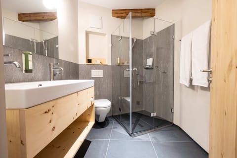 Palantschin Double Room Standard (Air conditioning) | Bathroom | Shower, free toiletries, hair dryer, towels