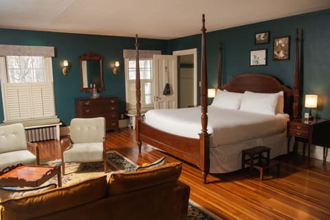 Grand Deluxe King | Premium bedding, iron/ironing board, free WiFi, bed sheets