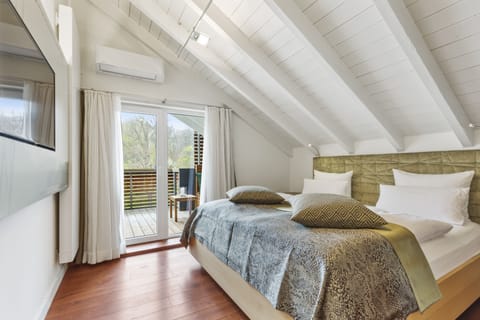 Suite | Hypo-allergenic bedding, minibar, desk, cribs/infant beds