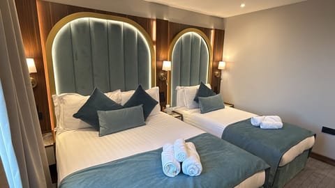 Deluxe Triple Room | Desk, laptop workspace, iron/ironing board, free WiFi