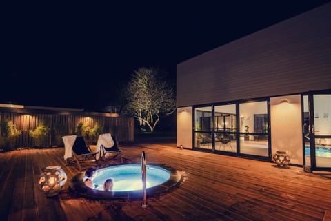 Outdoor spa tub