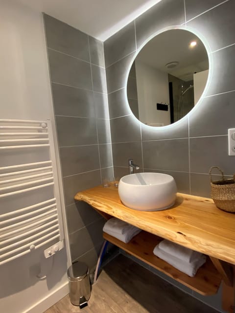 Superior Room | Bathroom | Shower, free toiletries, hair dryer, towels