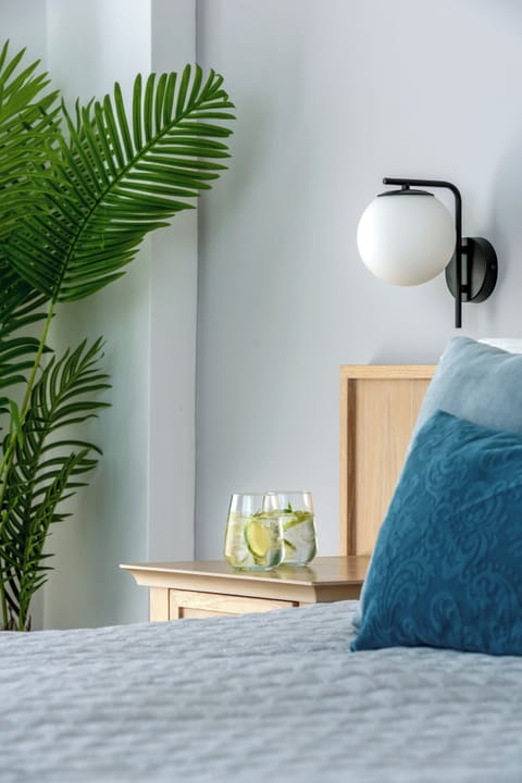 Single Room with Mountain/Street View | Minibar, in-room safe, desk, soundproofing