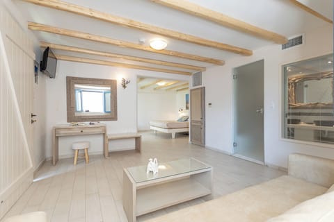 Family Room, Hot Tub | Premium bedding, minibar, in-room safe, desk