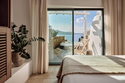 Signature Duplex, 2 Bedrooms, Hot Tub, Sea View | Premium bedding, minibar, in-room safe, laptop workspace