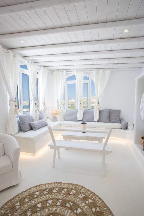 Deluxe Suite | Living room | TV