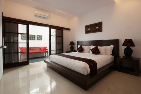 Junior Suite, Pool Access | 1 bedroom, minibar, in-room safe, desk