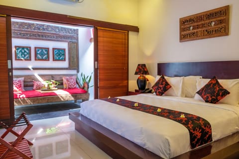 Junior Suite, Pool Access | 1 bedroom, minibar, in-room safe, desk