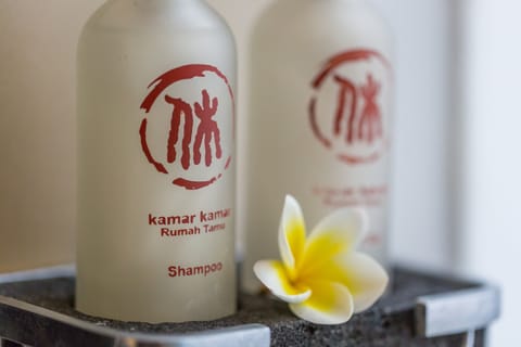 Shower, rainfall showerhead, free toiletries, hair dryer