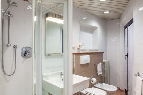 Twin Room | Bathroom | Free toiletries, hair dryer, bidet, towels