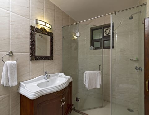 Super Deluxe Room with Complimentary Airport Pick up | Bathroom | Designer toiletries, hair dryer, slippers, bidet