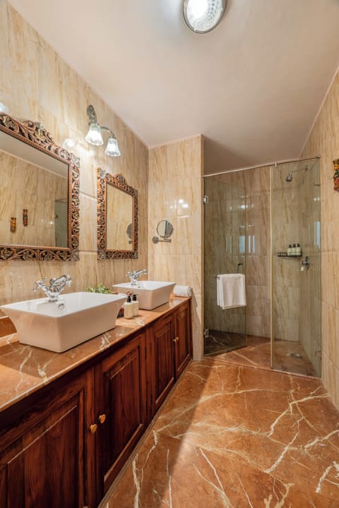 Superior Room with Full day use of Car with Chauffer and Complimentary Airport Pick Up | Bathroom | Designer toiletries, hair dryer, slippers, bidet