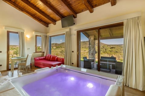 Frette Italian sheets, premium bedding, Select Comfort beds, minibar