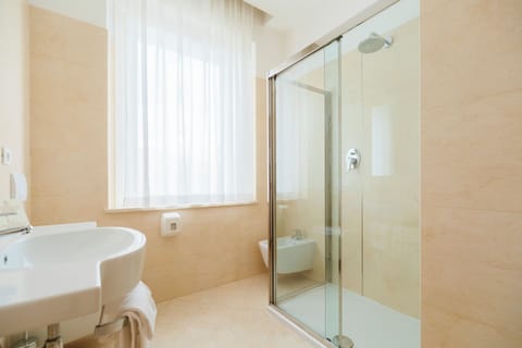 Superior Room, 1 Double Bed | Bathroom | Free toiletries, hair dryer, bidet, towels