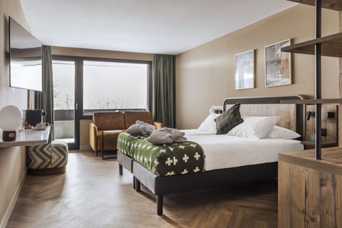 Family Room, Mountain View | In-room safe, desk, blackout drapes, free WiFi