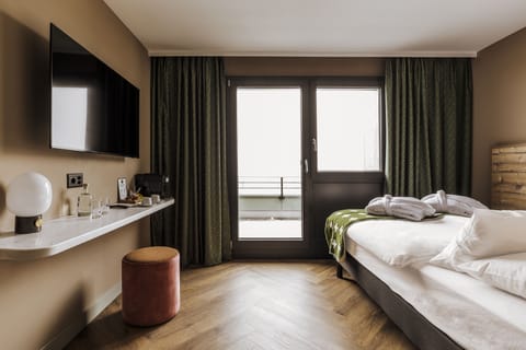 Cosy Single Room, Mountain View | In-room safe, desk, blackout drapes, free WiFi