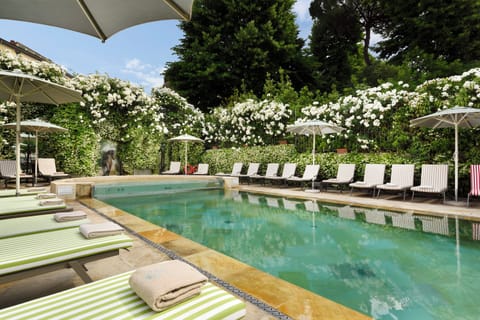Indoor pool, seasonal outdoor pool, sun loungers