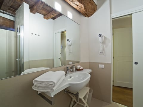 Junior Suite, Terrace | Bathroom | Shower, free toiletries, hair dryer, bidet