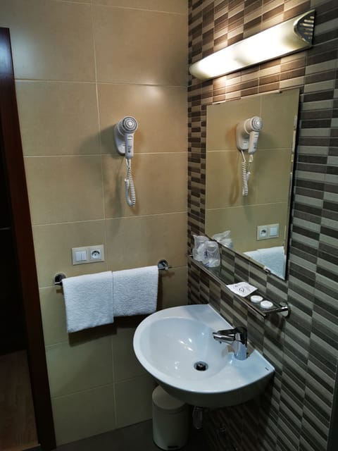 Basic Triple Room | Bathroom | Combined shower/tub, towels