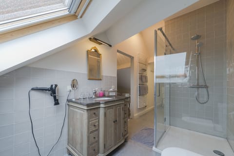 Standard Single Room | Bathroom | Shower, rainfall showerhead, free toiletries, hair dryer