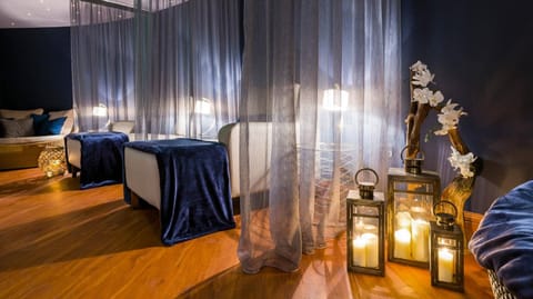 Couples treatment rooms, sauna, hot tub, mud baths, hydrotherapy