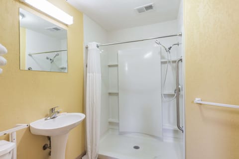 Room, 1 King Bed, Accessible, Non Smoking (Mobility) | Individually decorated, individually furnished, desk, laptop workspace