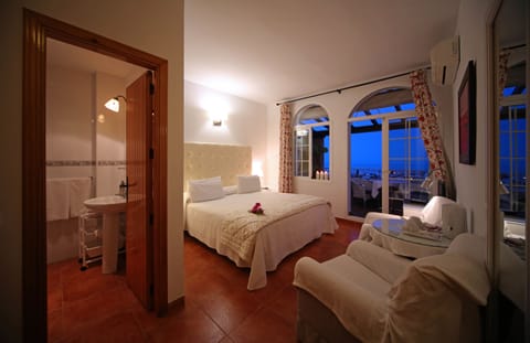 Basic Room, Sea View (with terrace) | Bathroom | Shower, towels