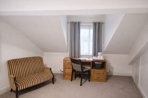 Twin Room | Desk, iron/ironing board, free WiFi, bed sheets