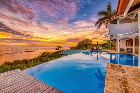 Outdoor pool, free cabanas, sun loungers
