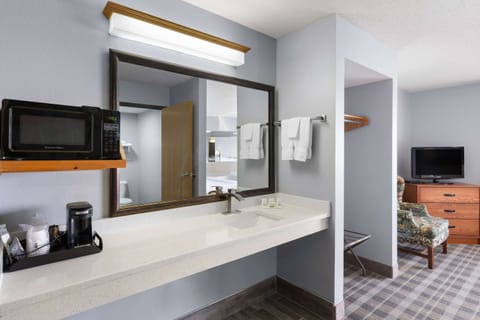 Suite, 1 King Bed, Non Smoking, Jetted Tub (Fireplace) | Bathroom | Combined shower/tub, free toiletries, hair dryer, towels