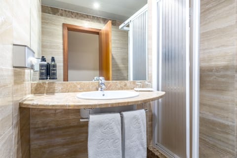 Shower, eco-friendly toiletries, hair dryer, towels