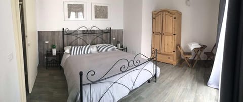 Classic Double Room | Minibar, individually decorated, desk, soundproofing