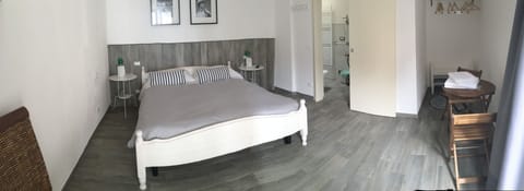 Classic Double Room | Minibar, individually decorated, desk, soundproofing