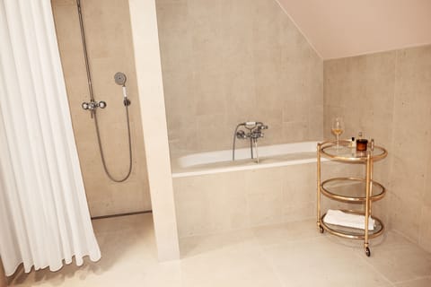 Junior Suite | Deep soaking bathtub