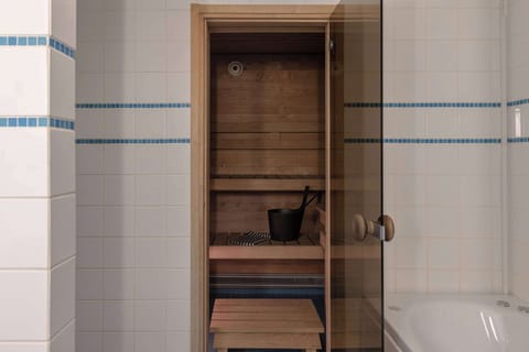 Suite (Master) | Minibar, in-room safe, desk, blackout drapes