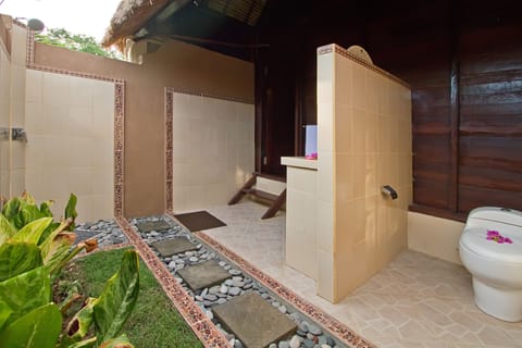 Shower, rainfall showerhead, free toiletries, hair dryer