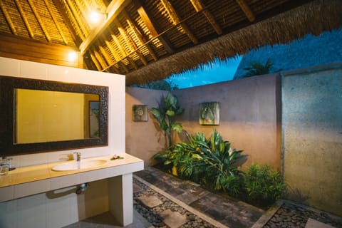 Shower, rainfall showerhead, free toiletries, hair dryer