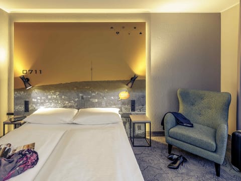 Hypo-allergenic bedding, in-room safe, desk, blackout drapes